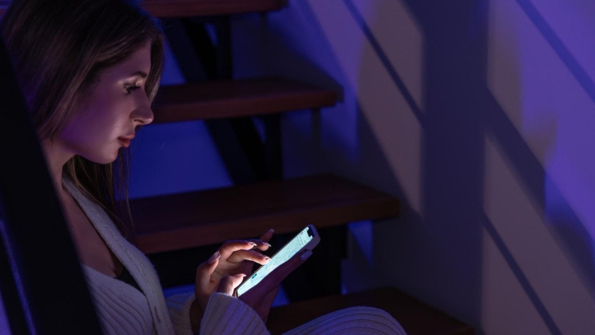 The Screen Glare: What Blue Light Is Doing to Your Face