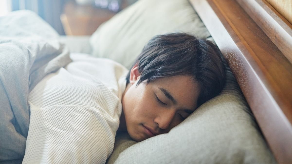 Prioritize Deep Sleep (The Master Hormonal Reset)