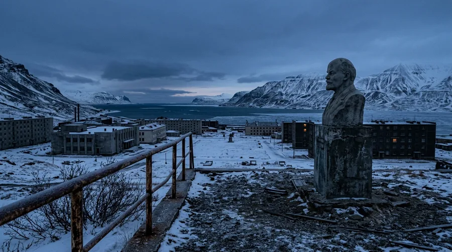 Wander Abandoned Pyramiden
