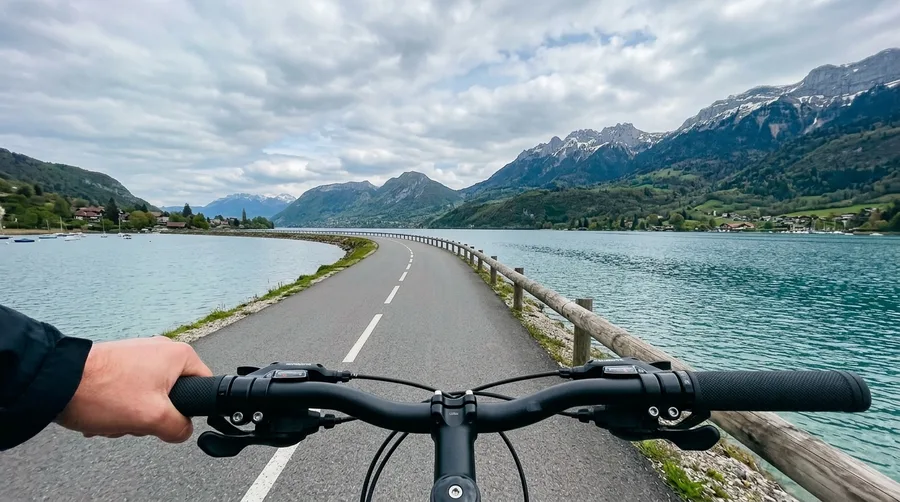 Cycle the perimeter of Lac d'Annecy