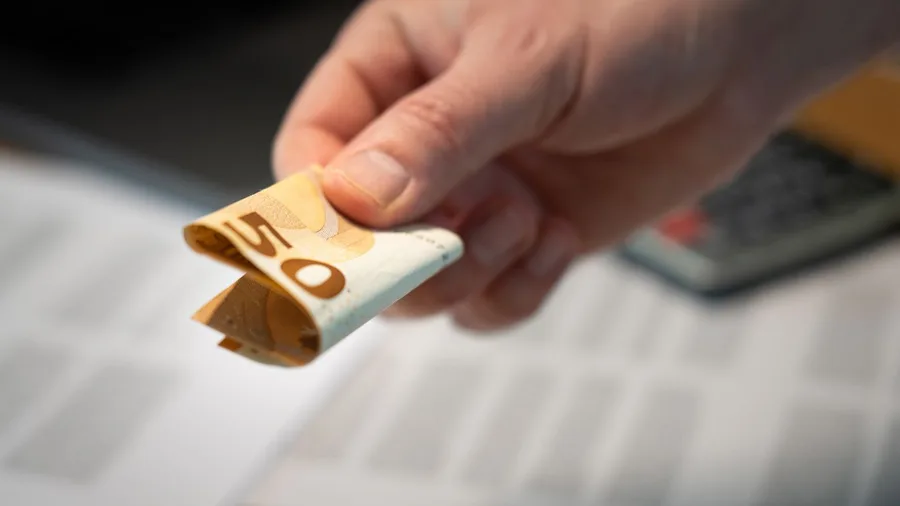 Paying With Cash Protects Your Attention and Privacy