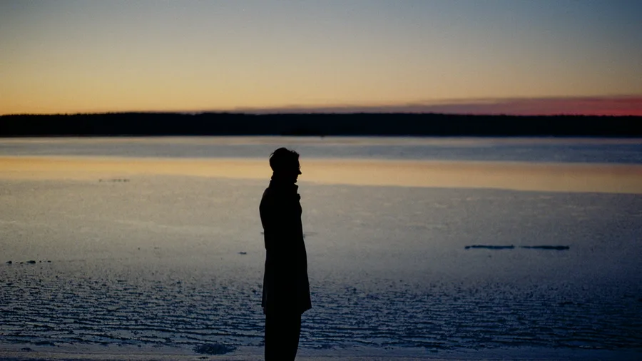 Stillness After Entry Reads as Composure, Not Hesitation
