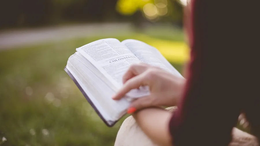 Re-Reading Creates Familiarity, Not Retrievable Memory